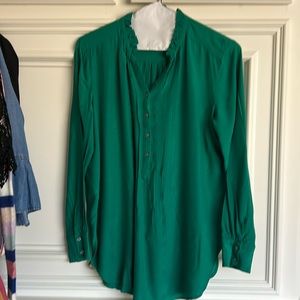 Beautiful kelly green blouse. 22 inches pit to pit. 30 inches long.